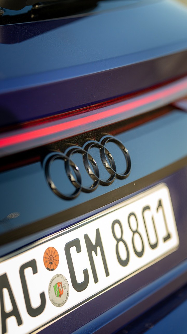 Audi RSQ8 San-Marino-Blau